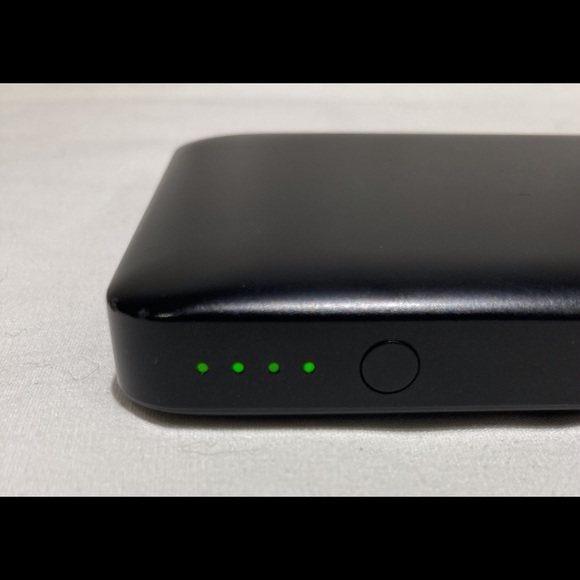 Belkin Powerbank/Portable Charger 10000 mAh F7U020 - Picture 7 of 9